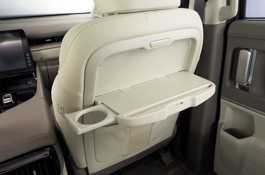 Артқы орындықтағы жиналмалы үстел